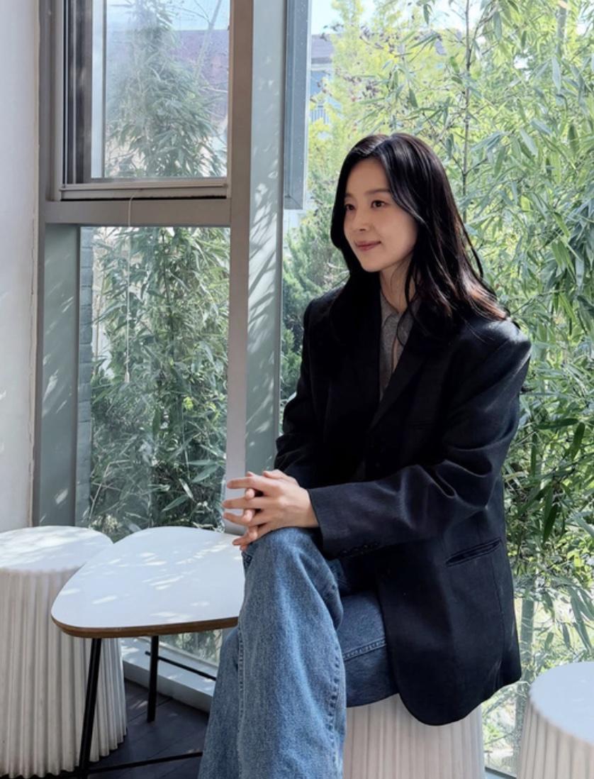 韩智慧（41岁），1984年出生于韩国光州市，韩国女演员。