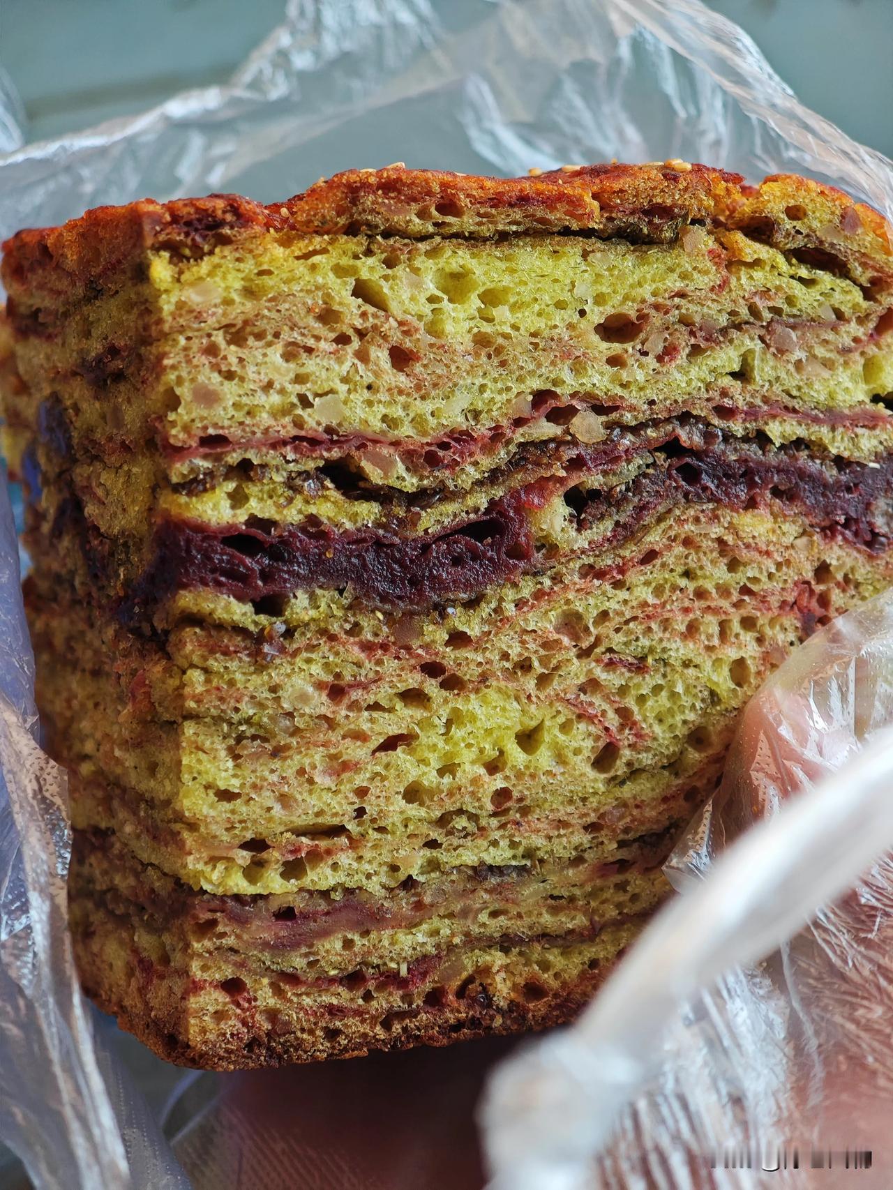 这应该是宝鸡市区唯一一家有玫瑰千层饼的店。宝鸡人民路中段“伊麦源烤馍”店做的民族