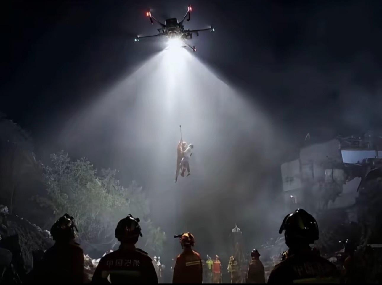 原则上无人机不许吊人但人民大于原则这一刻由衷感慨科技的温度与力量。平日里，无人机