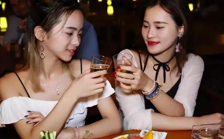 女子喝醉酒进错房间，与男子发生关系，女子并未反抗，算不算强奸
 
夜深人静的时候