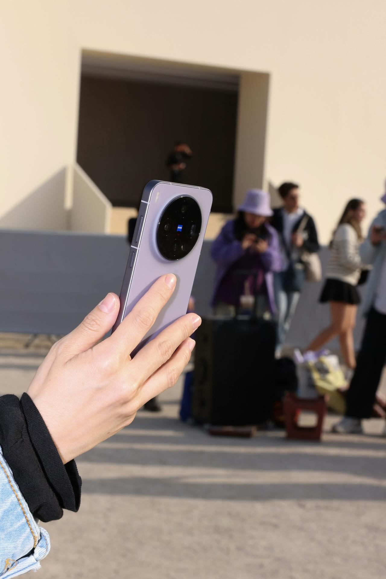 如果找几个词语总结下2025年智能手机市场，大家会用哪几个词？

我先来吧：涨价