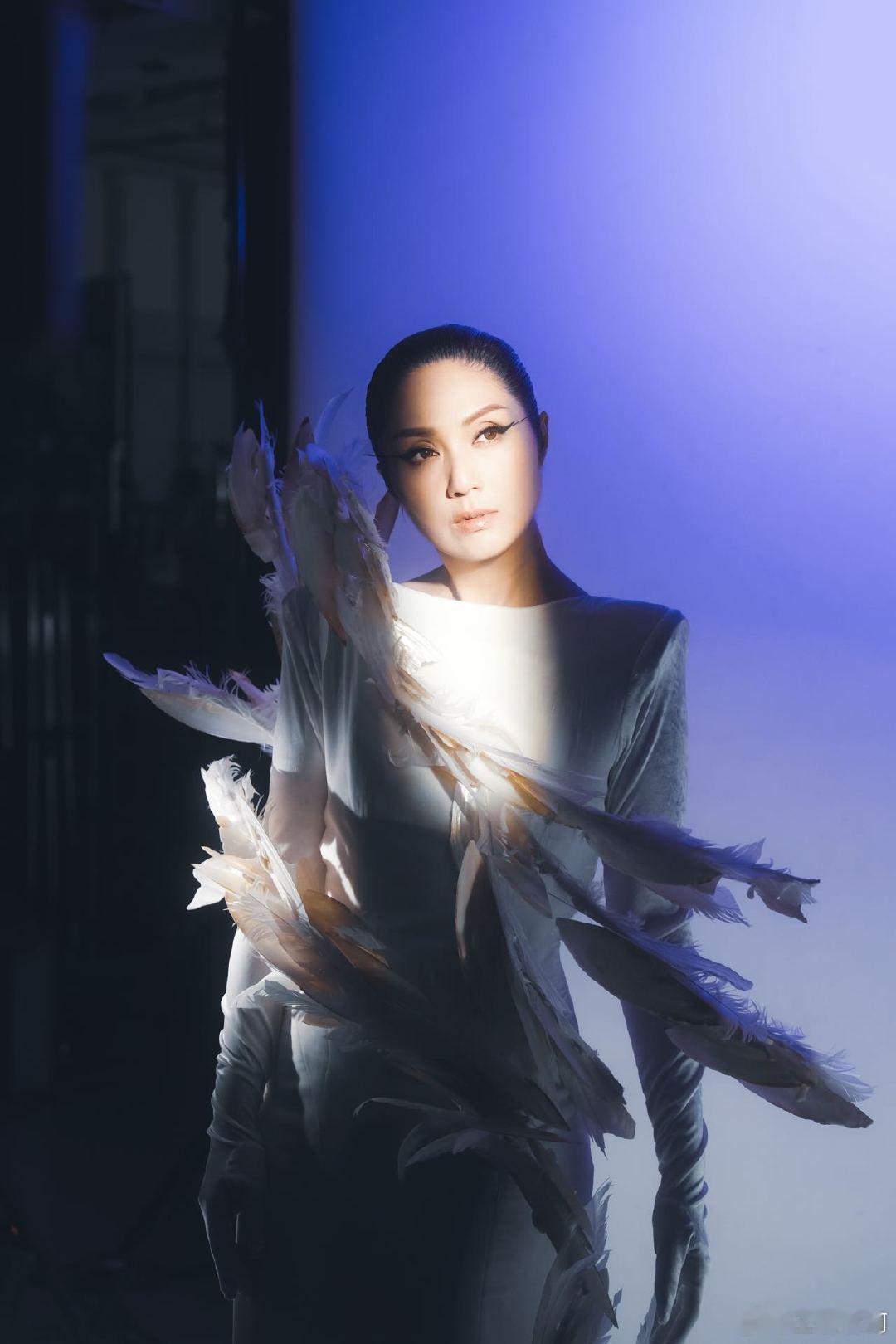 杨千嬅惊喜现身林家谦演唱会当嘉宾，一起唱的余春娇、小飞侠、再见二丁目，听着全是回
