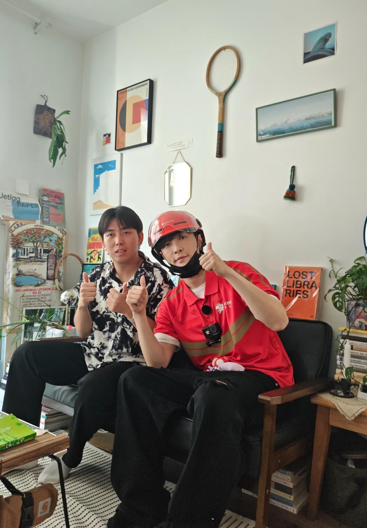 张艺兴今天下午送京东外卖了一周内会有送外卖 Vlog跟上次胡一天一样的商单 ​​