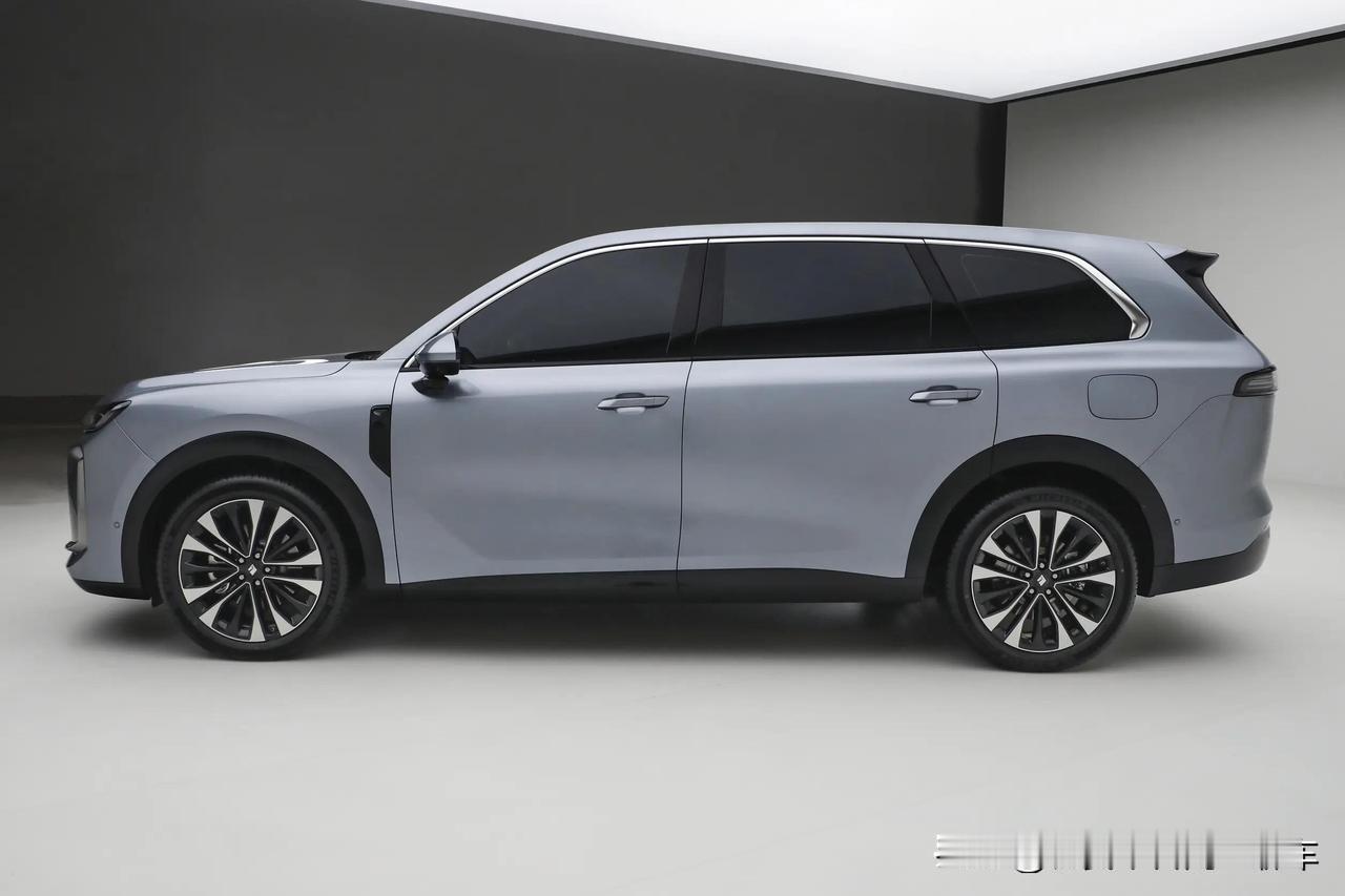 很多车企对“智能”的理解已经跑偏了。
屏幕越来越多，交互越来越绕，功能越来越炫，