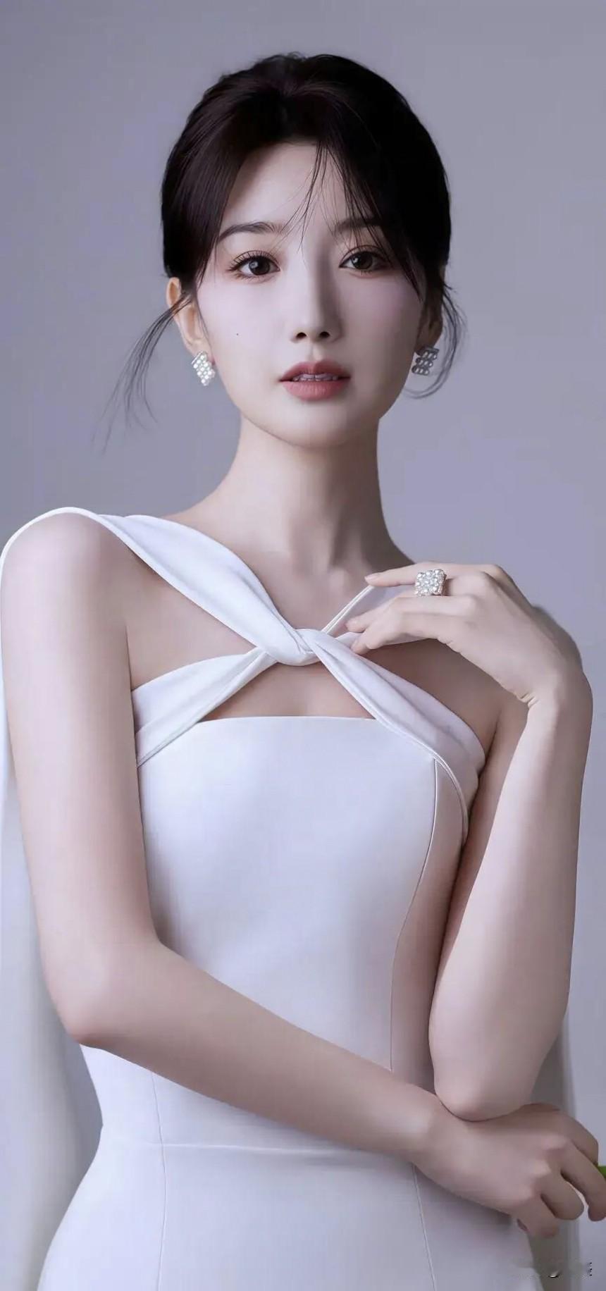 毛晓彤:优雅白裙搭配闪耀耳环，简直是气质女神的标配！就像王楚然戴珍珠耳环配抹胸白