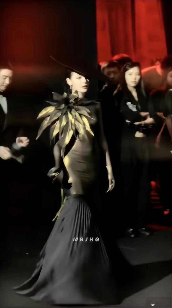 w盛典 好看又好笑迪丽热巴红毯昨晚大出圈了[拜托] ​​​