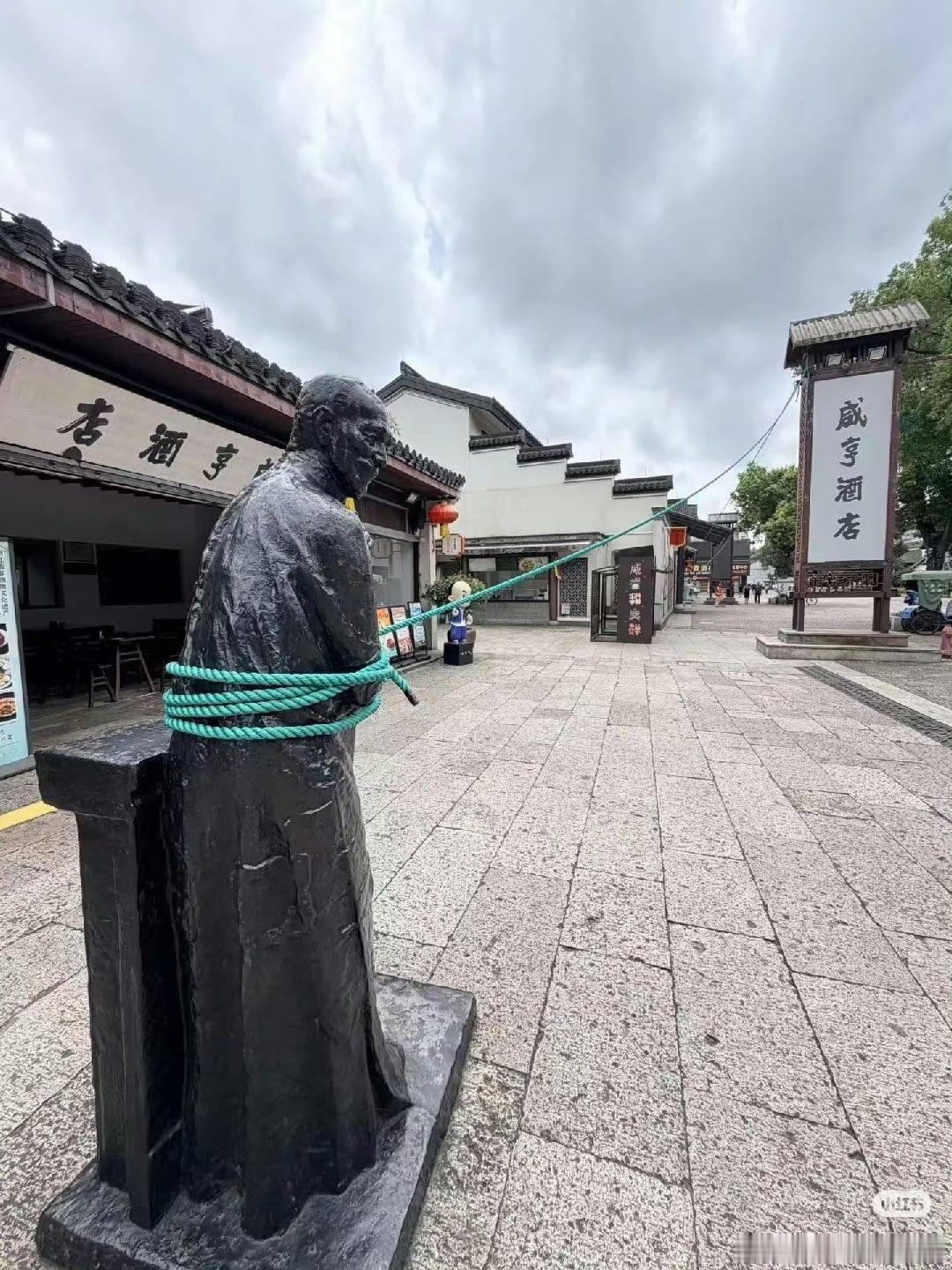 一时间不知道该同情哪边（）祝大家都顺利扛过台风天