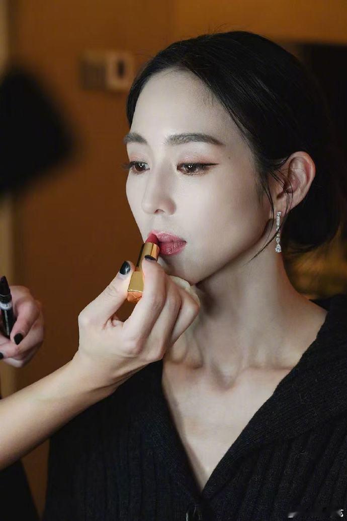 想学张钧甯春晚妆容张钧甯的春晚妆容堪称教科书！温柔又有质感，完美诠释了东方女性的