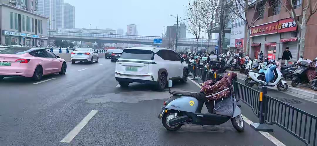 从苏州，杭州，厦门一圈回来，总觉得郑州汽车特别多，到处都是临时停的车，特别是道路