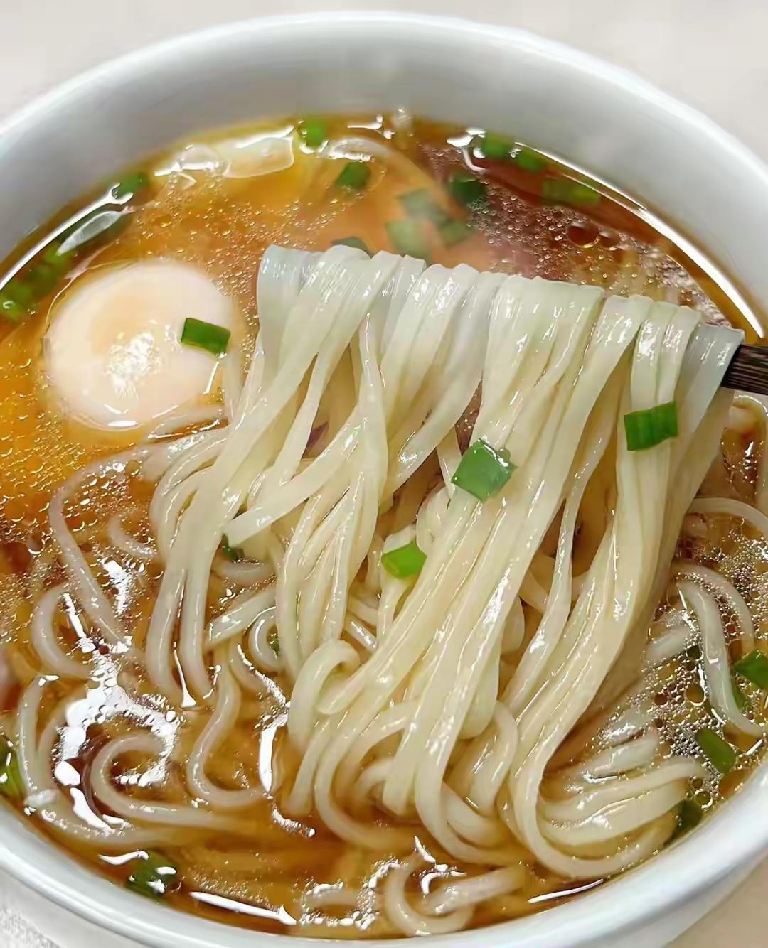 “穷人三件套”集体涨价，榨菜3块、方便面5块起步，年轻人却把1.4元的挂面捧成了