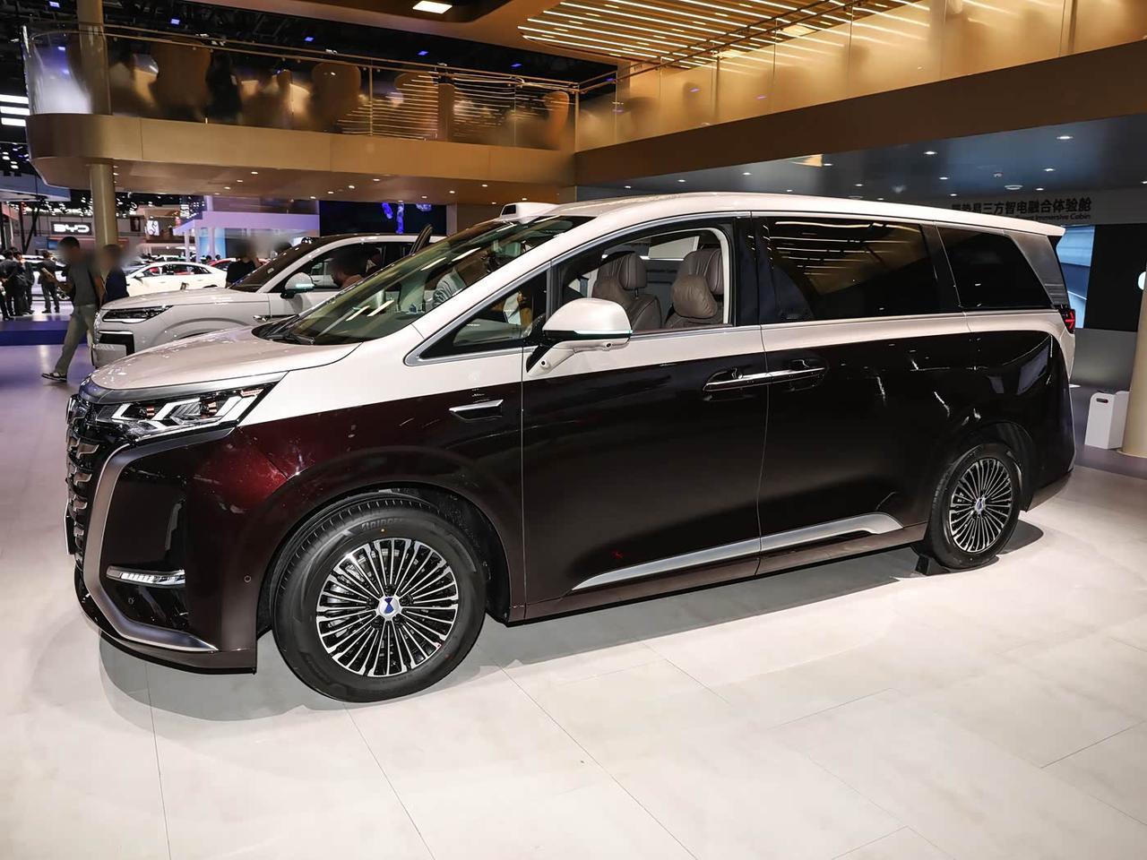 从刀片电池到双阀云辇，第二代腾势D9的升级逻辑是不留短板吗？
 
在国内高端新能