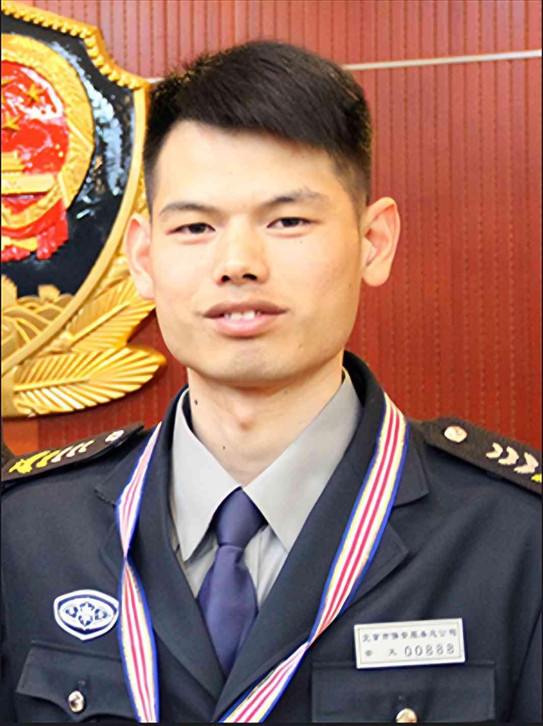明知歹徒带枪仍徒手冲上前！平凡保安的一次出手，救下390万损失
 
2015年3
