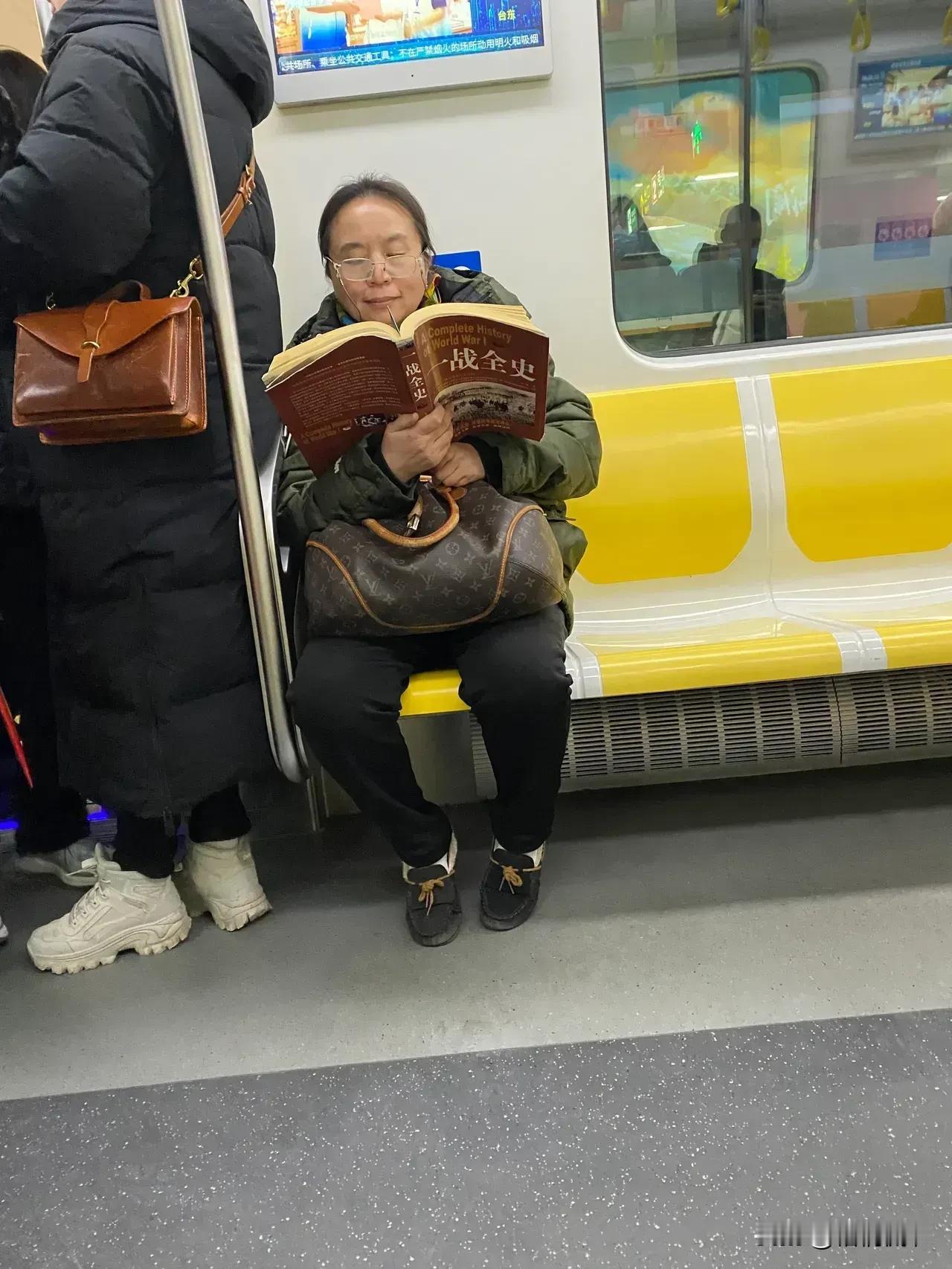 这位大妈如此爱好阅读，我辈楷模！
昨天晚上，我跟家人坐地铁12号线去蛇口海上世界