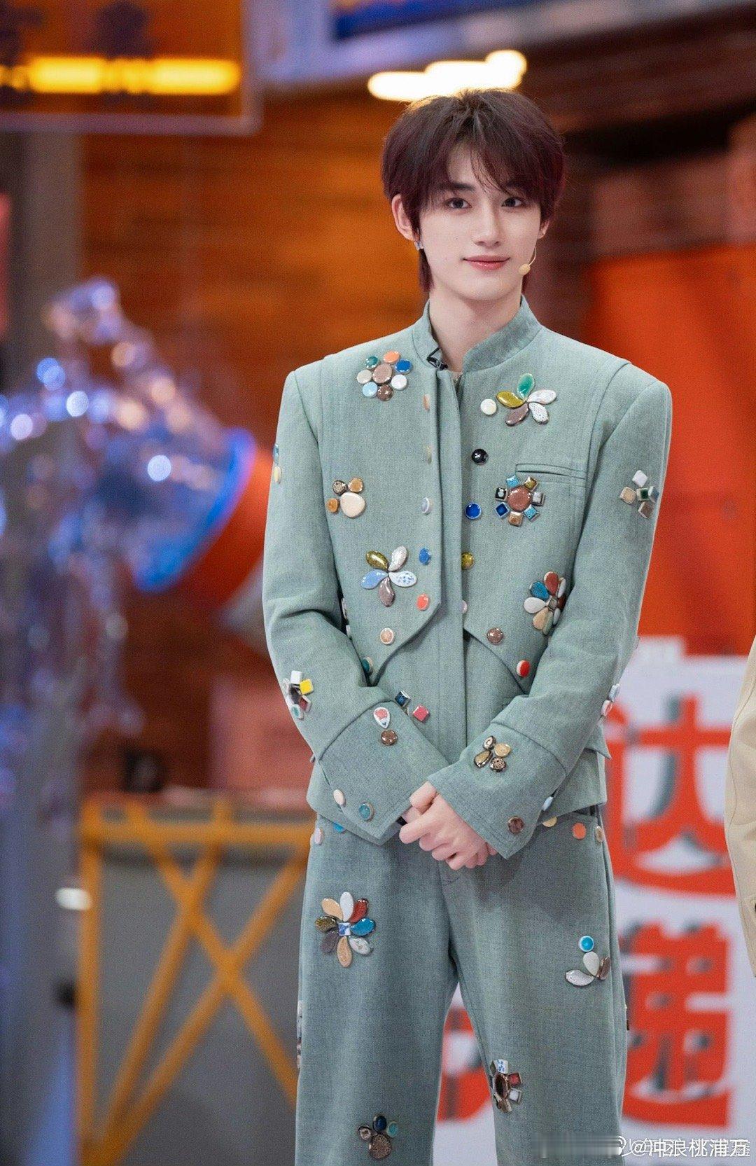 你好星期六跨年档大片上线跨年档大片来啦！为夺得女主角的青睐，他们花样百出；“沉默