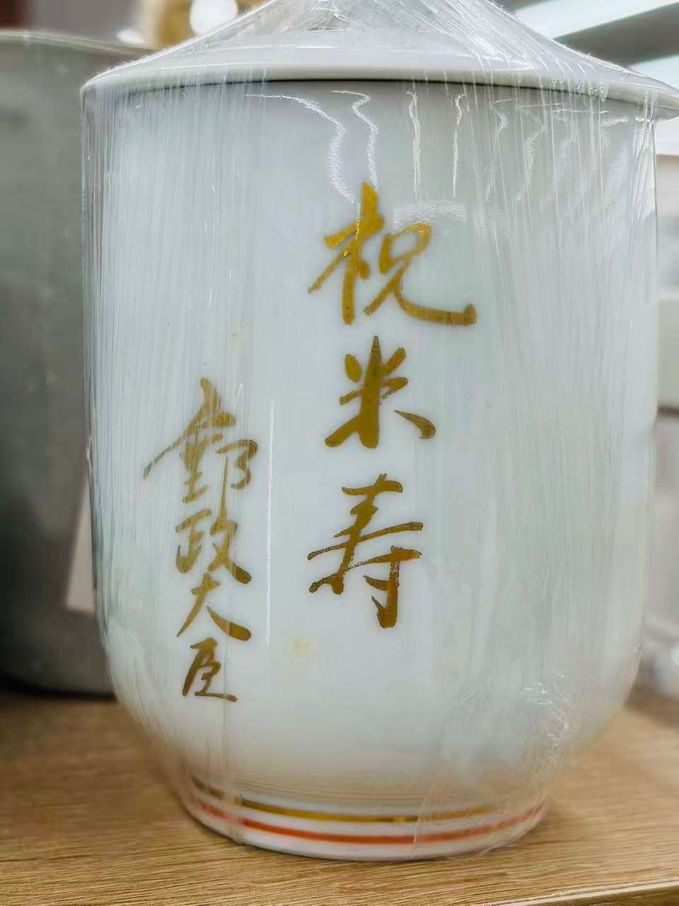 刚才，偶然路过一家旧货店，环顾店内时，看见了一件旧物。不知为何，心里涌起淡淡的哀