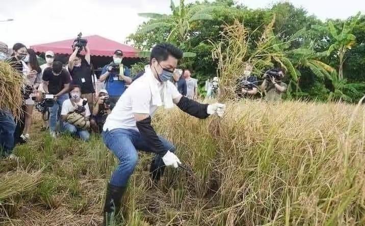 天下政客一个模样，就是脸皮厚和很会表演，只不过有的表演得很自然很熟练，有的表演得