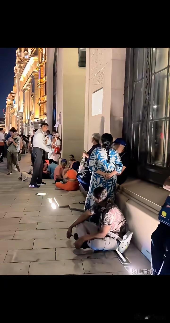 印度游客在上海街头玩的很惬意，这里的环境好，人还非常的友好，更关键的是，这里的空