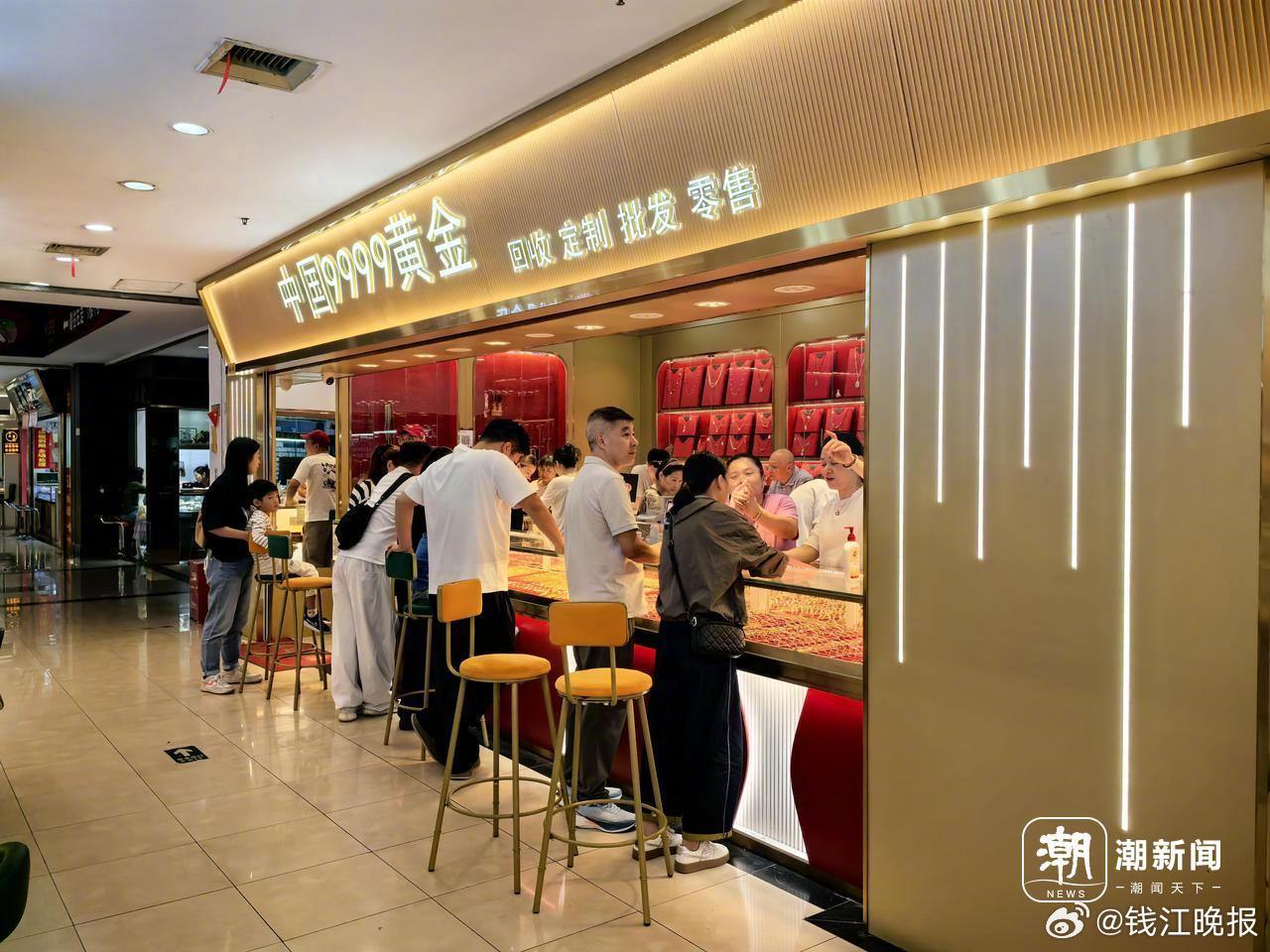 #金价回调每克回落近60元# 【#国庆金店打折销量回升#】今年国庆假期，金价回调