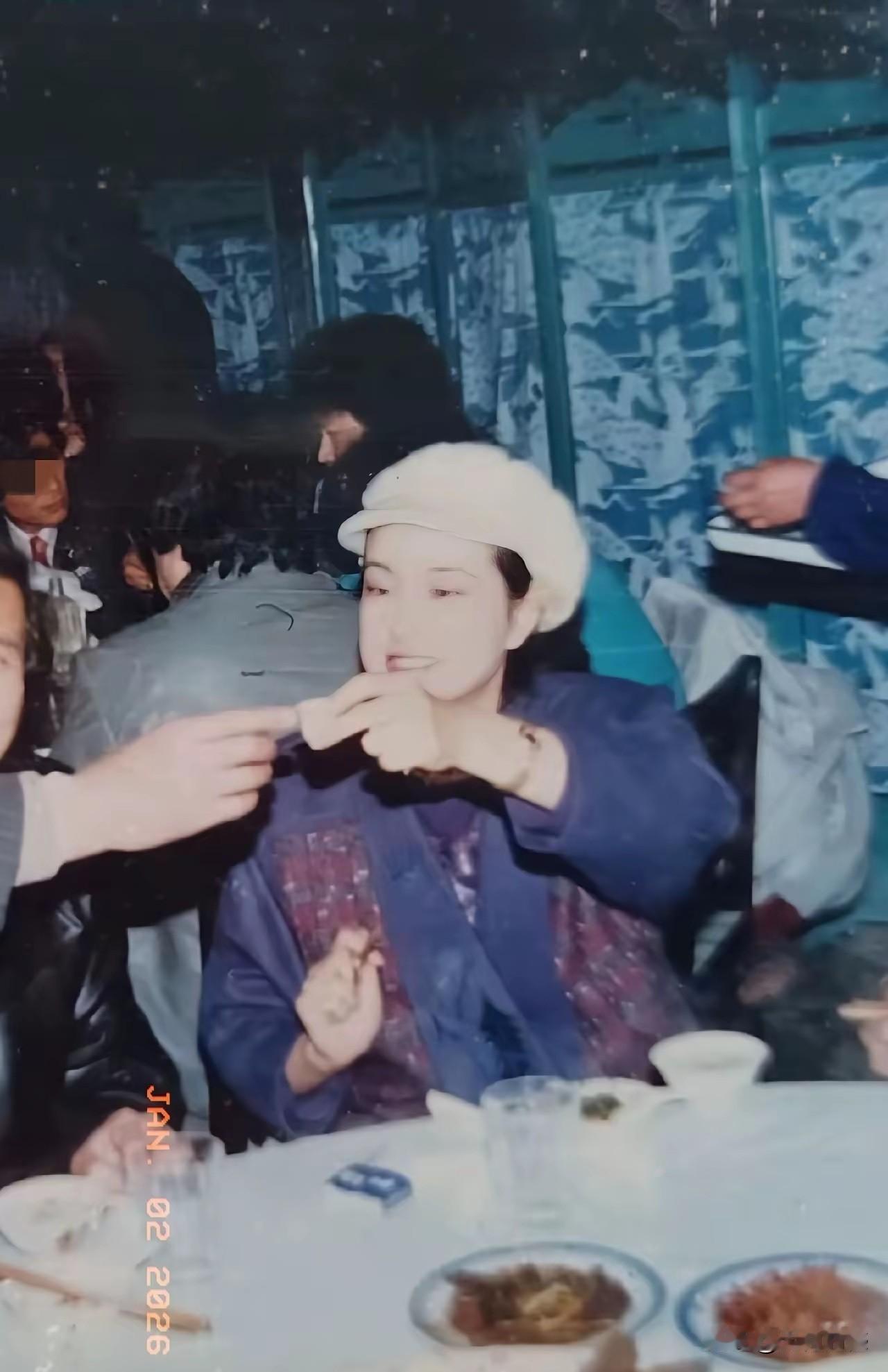 刘晓庆当年的这些老照片，仿佛就是昨天拍摄的一样，因为那时候她和现在的她，基本上没