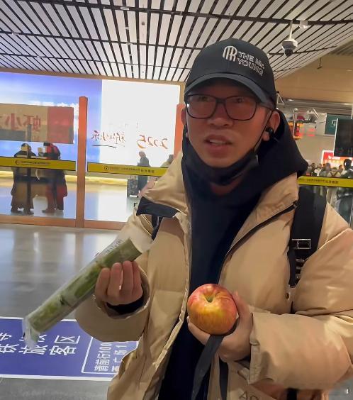 杨迪晒和网友的聊天记录 网友的脑洞真的太大了，问的问题都让人意想不到，杨迪还能一