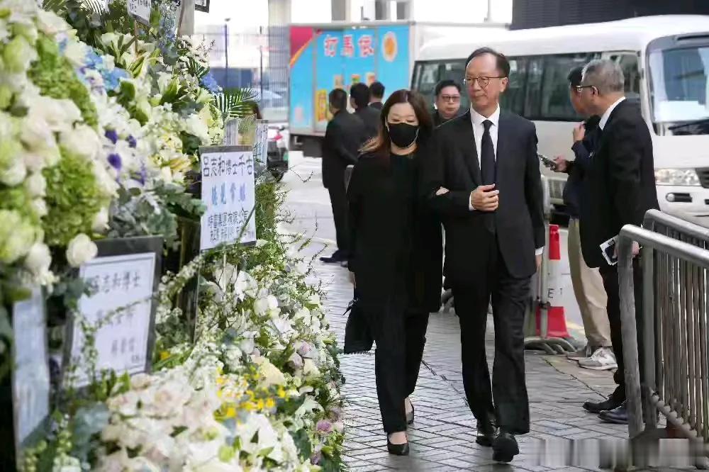 为什么霍家长媳连续两次都没有在港圈名流聚会中露脸而伏明霞却连续两次和老公手牵手露
