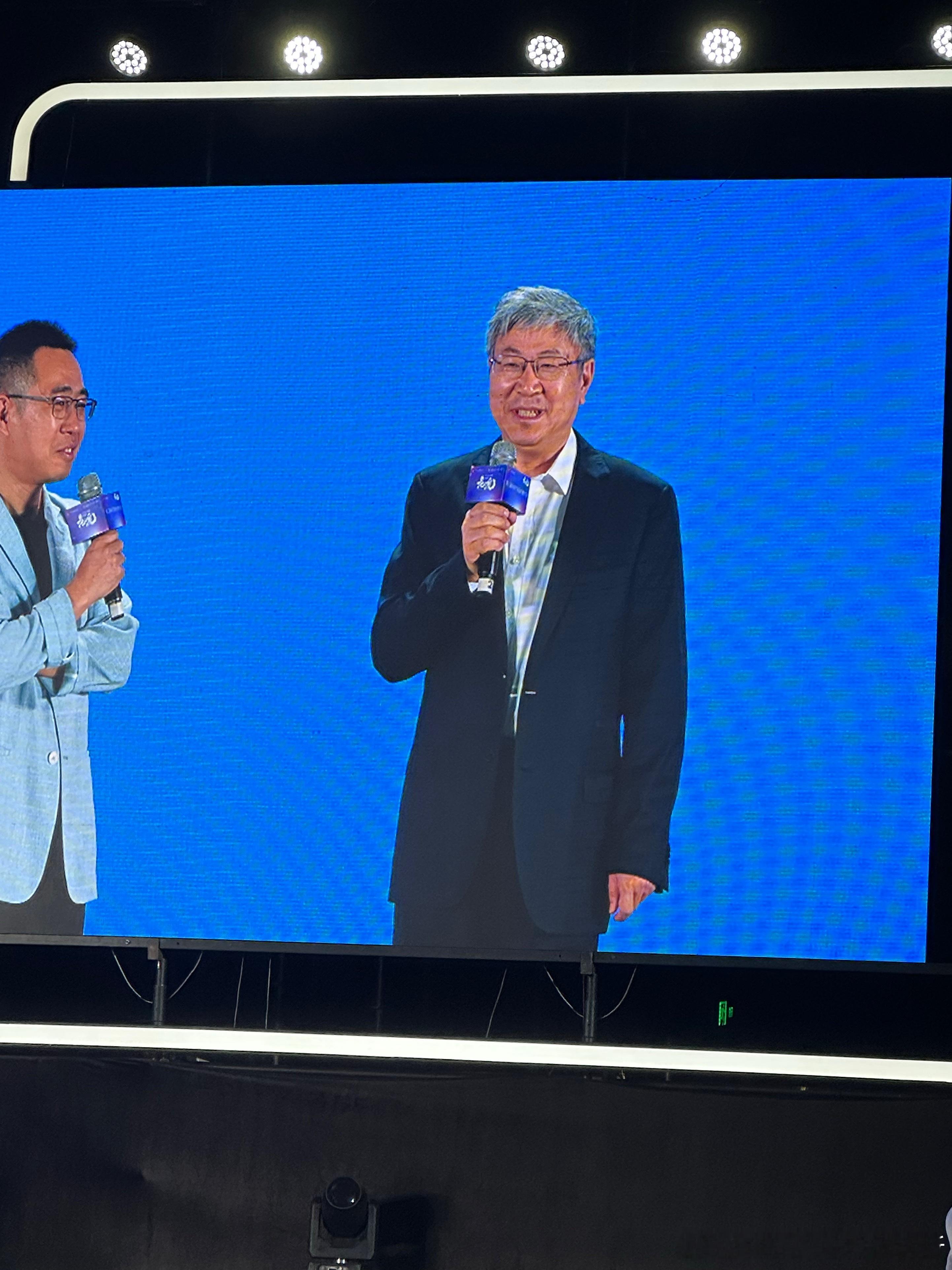 跟华为的合作有什么心得？尹同跃：心得就是不听华为的就挫折，听华为的就顺利。刚合作