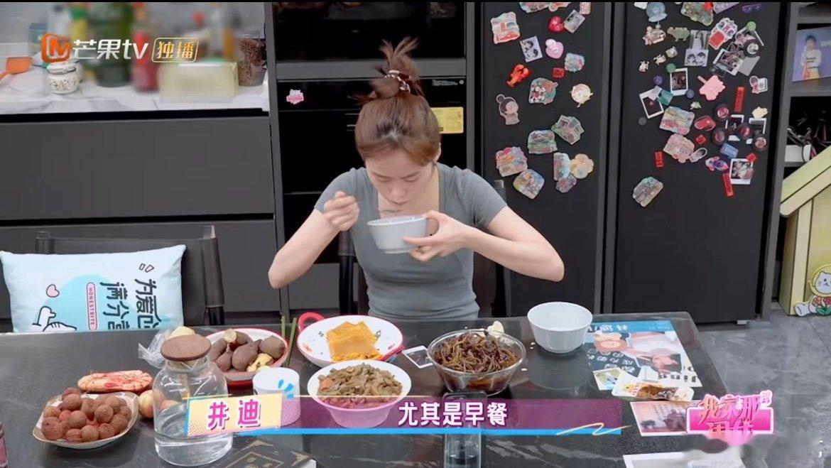 井迪早餐太丰富 看井迪吃早餐太有冲击力了！先啃鹅蛋，再掏出鸵鸟蛋往墙上砸，井迪吃