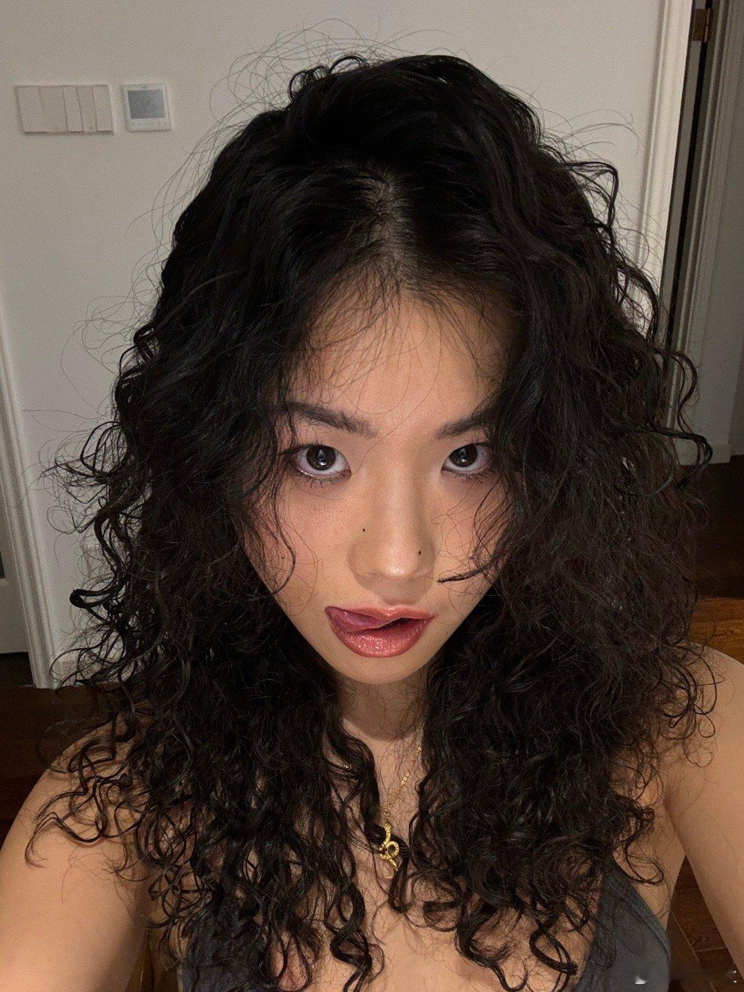 为什么我只去女性理发师开的老式理发店女人的一生，会遇到形形色色的理发师。你坐在镜