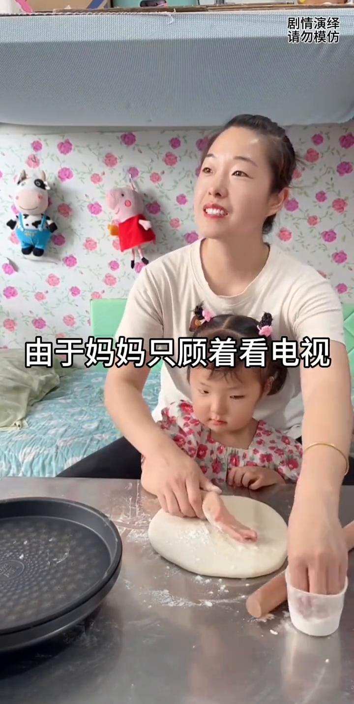 妈妈做烙饼时只顾看电视，下一秒她的做法太有才了。
中午妈妈准备做烙饼，只见旁边女