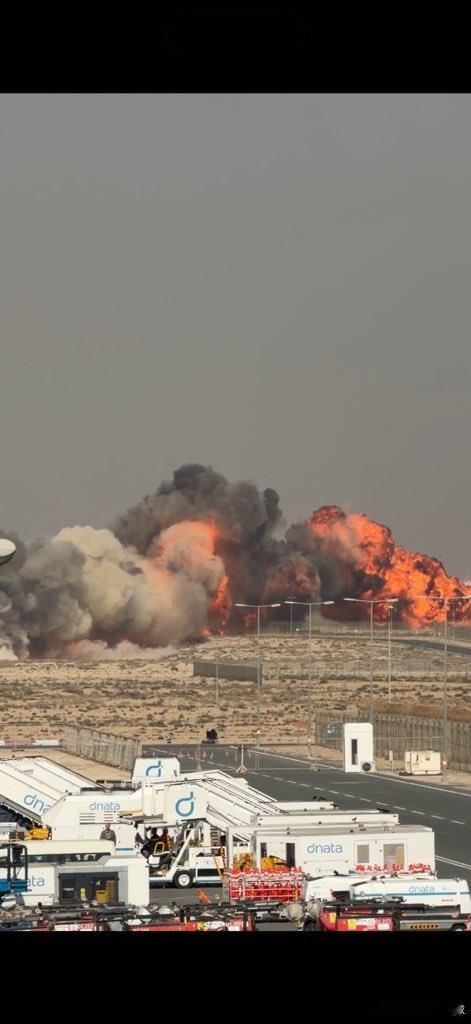 【印度光辉战机在迪拜航展坠毁，飞行员不幸遇难】今天（21日），在迪拜航展进行飞行