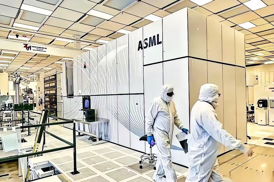 光刻机巨头阿斯麦，出大事了。
荷兰总部，上千名工程师午饭时间直接撂下餐盘，把公司