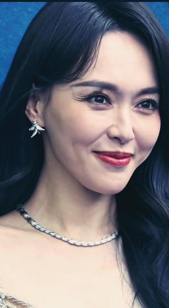 真的太美了！
谁懂啊？被42岁的唐嫣，
狠狠惊艳到了。

唐嫣出席活动时，脸上一