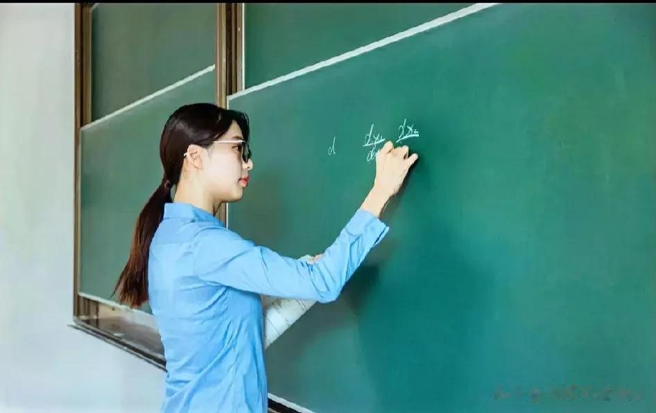 闺女是本地某中学一位英语代课老师，目前还未考编，现在放暑假，意味着闺女两个月没有