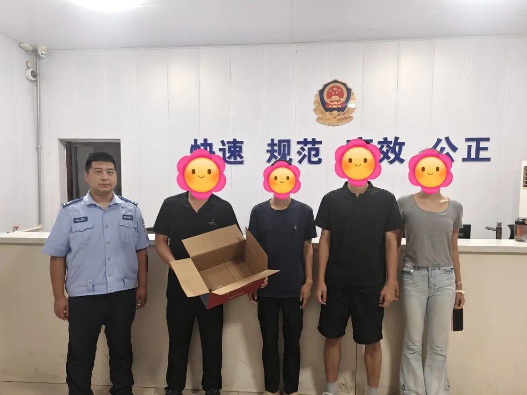 “警察叔叔，我们捡到了一只幼鸟。”近日，三名学生抱着一个装有幼鸟的纸箱急匆匆地来