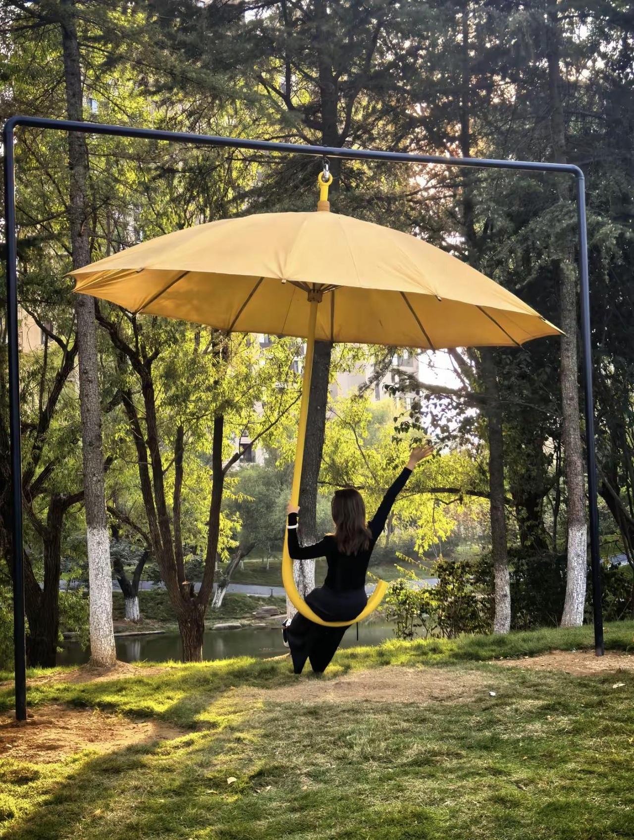 秋天总要坐一次秋千吧！秋天、秋天、枯黄的落叶、黄色的雨伞，坐在荡起的秋千上，总能