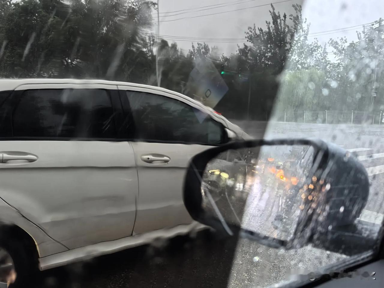 打工人不惧风雨。
是什么让我们极端天气坚持上班？是艰苦奋斗、爱岗敬业吗？不，是贫