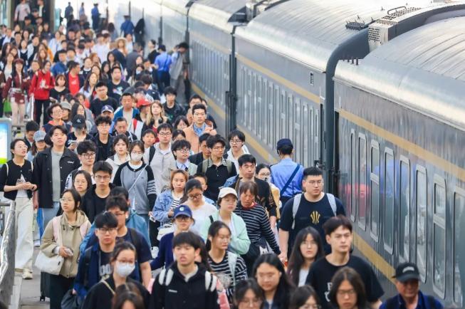 今年五一到底有多疯狂？3.4亿人跨省流动，花钱遭罪受！
今年五一假期真的太夸张了
