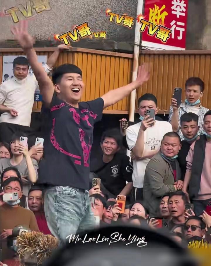 1米93游神壮汉，连续3年没人敢拖
你挤在汕头盐灶的人潮里，眼睁睁看着他抬手把