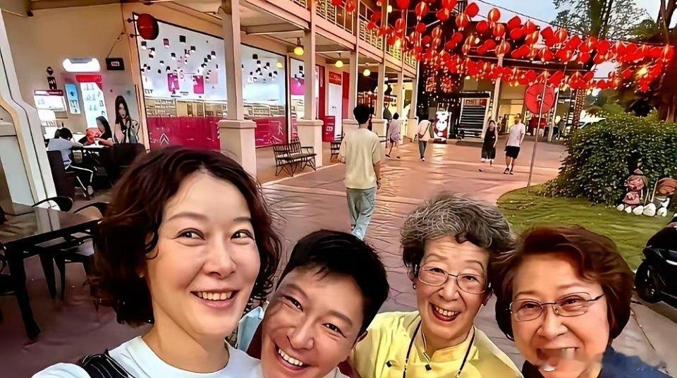 最反直觉的不是“情敌变闺蜜”，而是她们终于不需要赢了。 能并肩站在花田里笑，说明