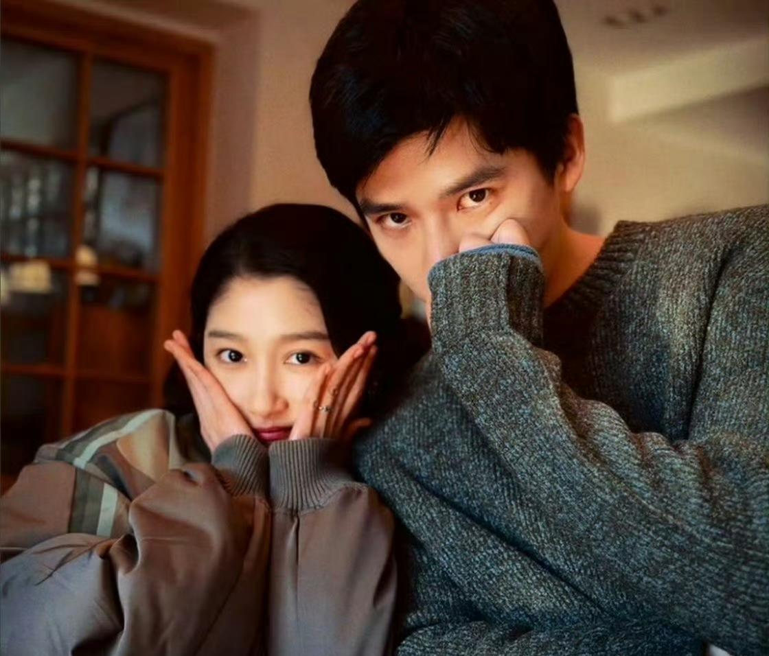 司晓迪撒了把镁粉。2026年一月，艺人私密信息曝光的热浪里，突然扔出关晓彤王安宇