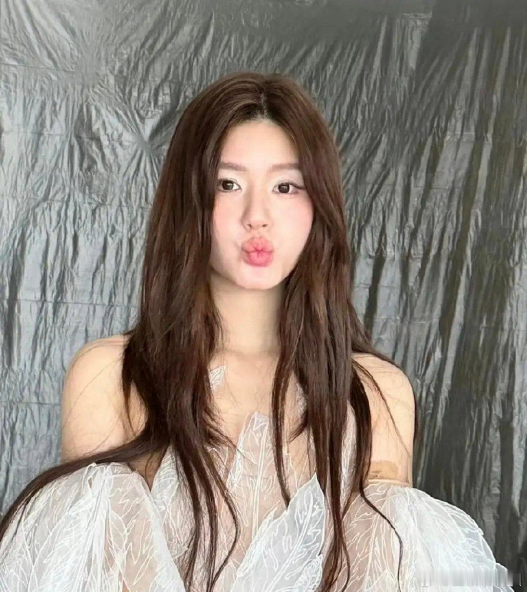 啊？赵露思！？[开摆][开摆][开摆]眼妆这样就算了 这个嘟嘴绷不住了啊。。 ​