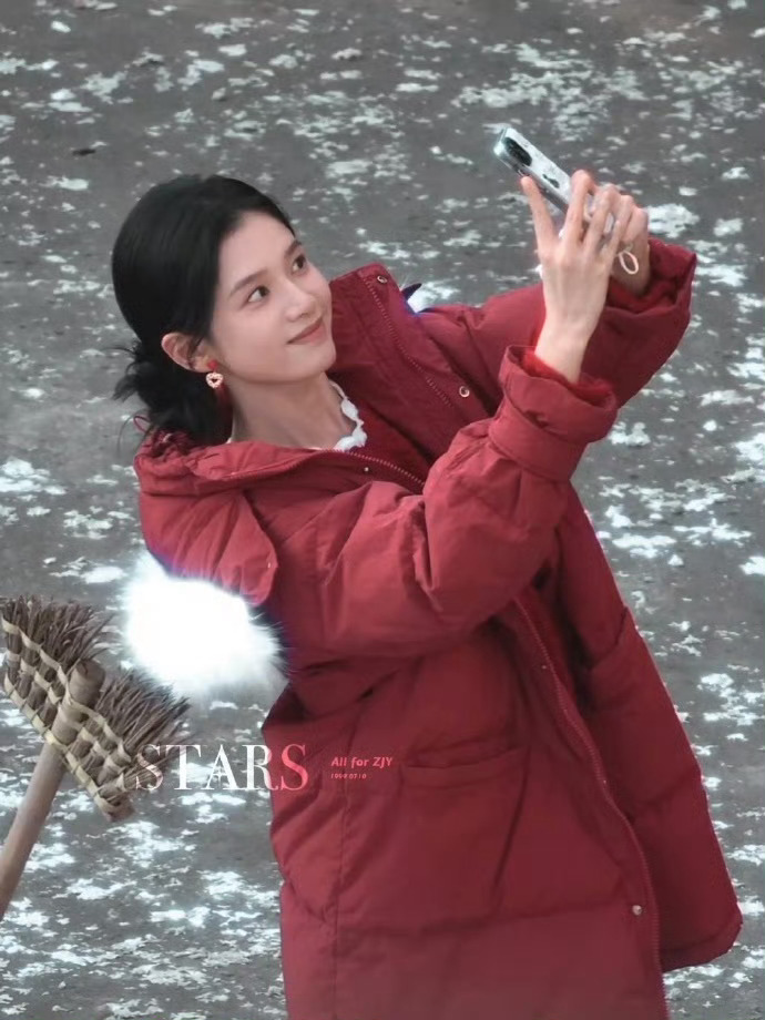 谁被张婧仪《致我那菜市场的白月光》路透戳中了！羊毛卷+粗布围裙的任冬雪，在菜市场