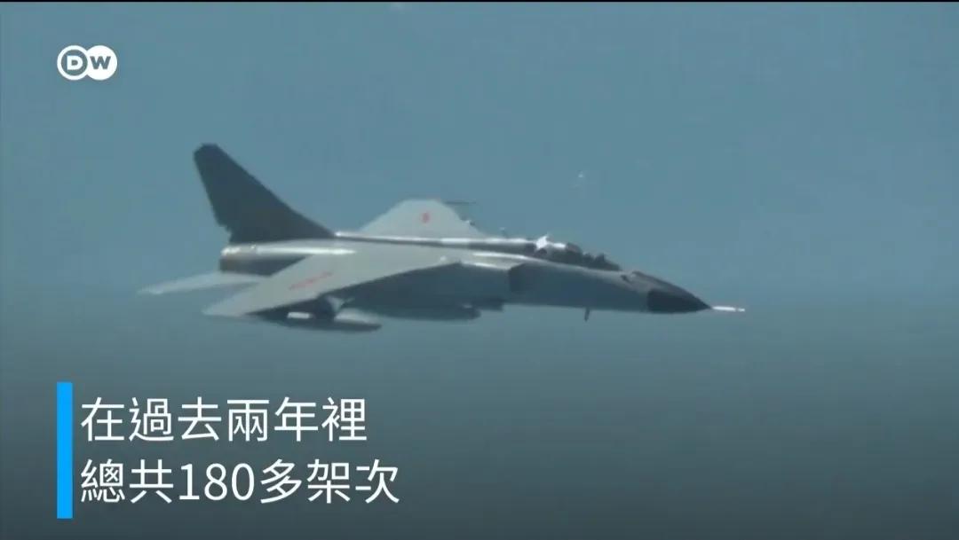 10月17日，美国国防部发布多个视频和照片，抱怨中国军机在东海和南海拦截美国军机