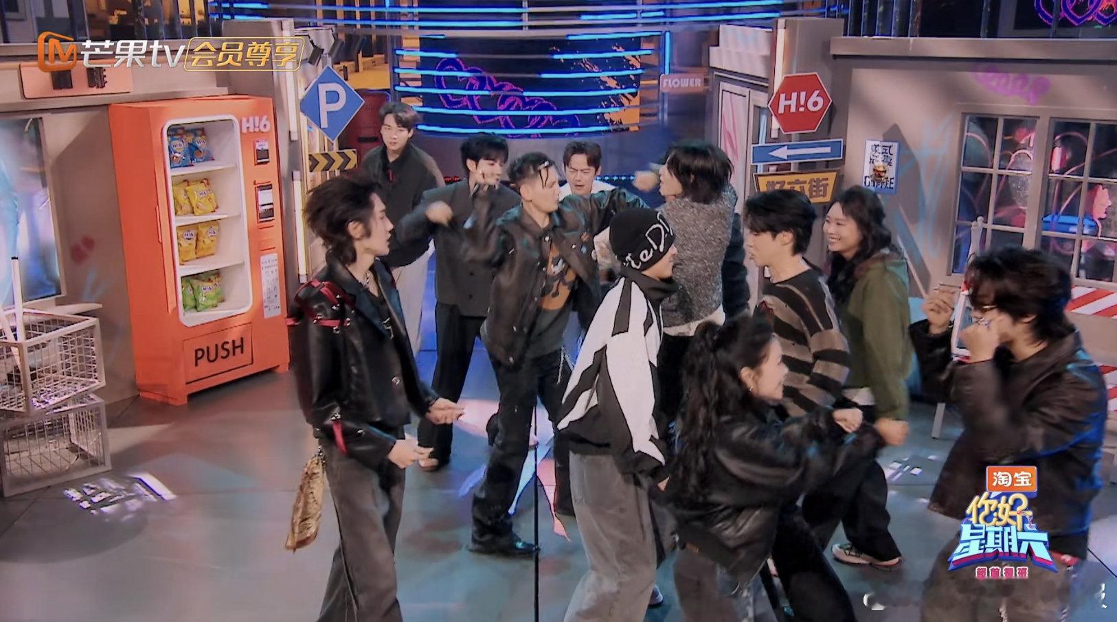 何炅 已经在努力劝架了现场气氛紧张得要命，两拨人眼看就要干架，何老师 突然出现，