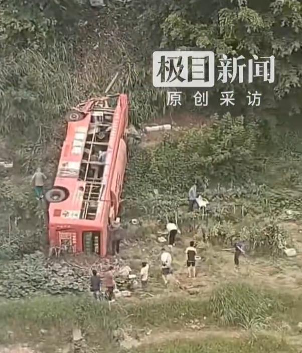 【广西梧州市一公交车坠桥伤亡不明：救援正在进行】梧州公交集团回应公交车坠桥 5月