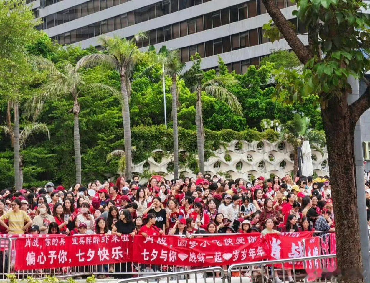 肖战[超话] 粉丝喊“注意身体”，你回“你们也是”，这样的互动太戳心肖战和粉丝双