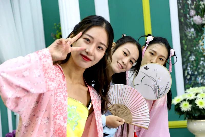 佳人既醉意朦胧，
朱颜相映粉腮红。
娇态含羞倾国色，
笑容可掬胜春风。