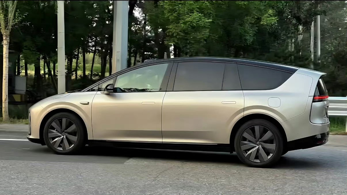 一组AI出来的图，传的到处都是……还说这是理想i9……都强调几遍了，没有i9了…