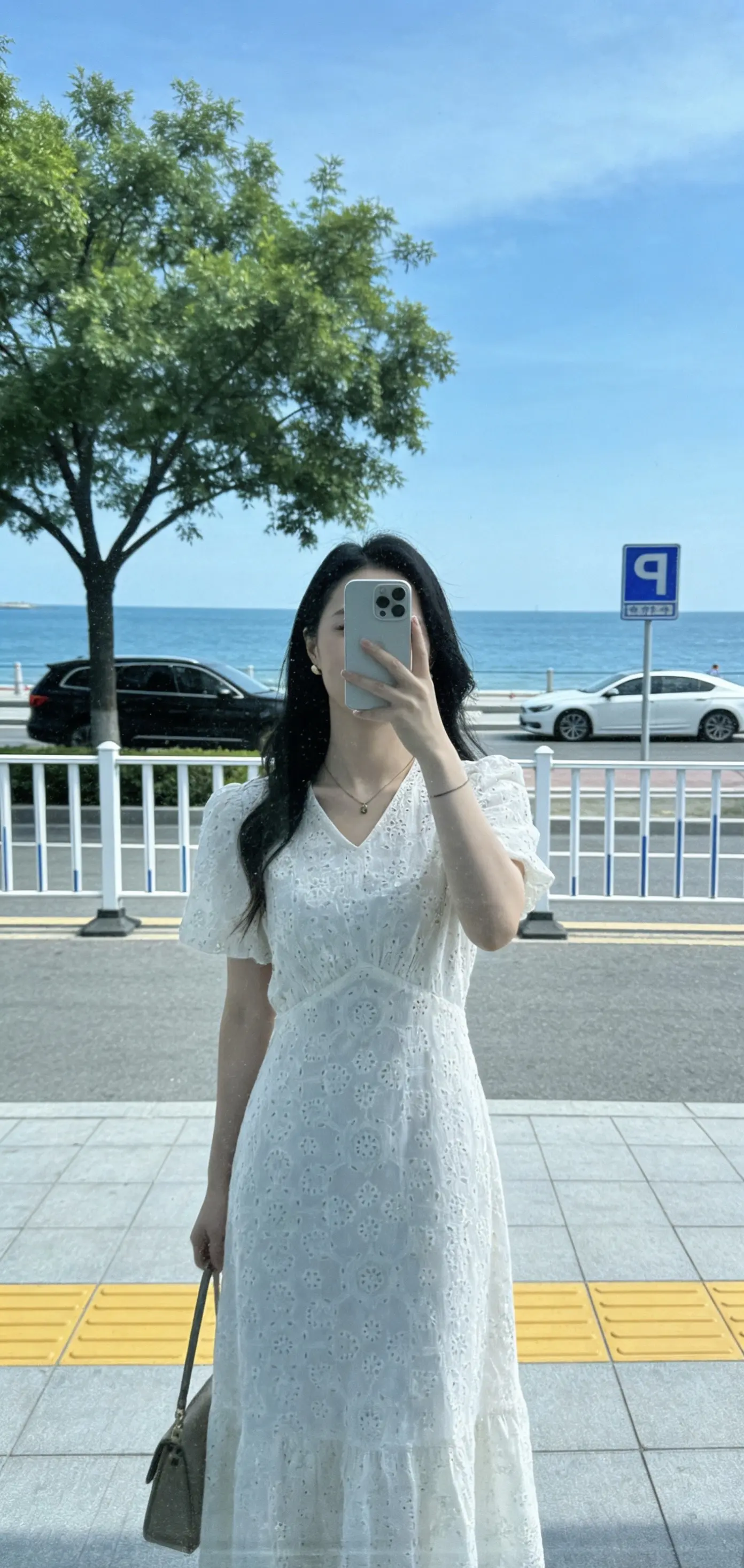 “季节轮换，总有新的故事值得期盼，希望我们的四月，顺风顺水又顺意，卡里...