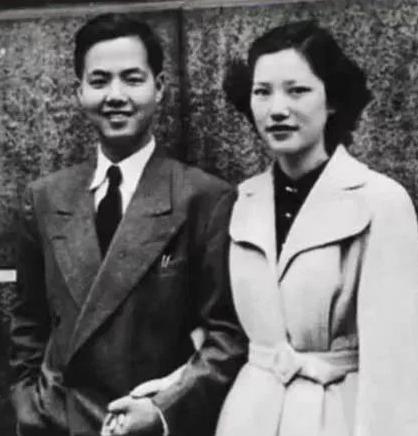 1997年，李政道护送妻子秦惠䇹的骨灰回苏州安葬，在下葬仪式上，李政道久久凝视着